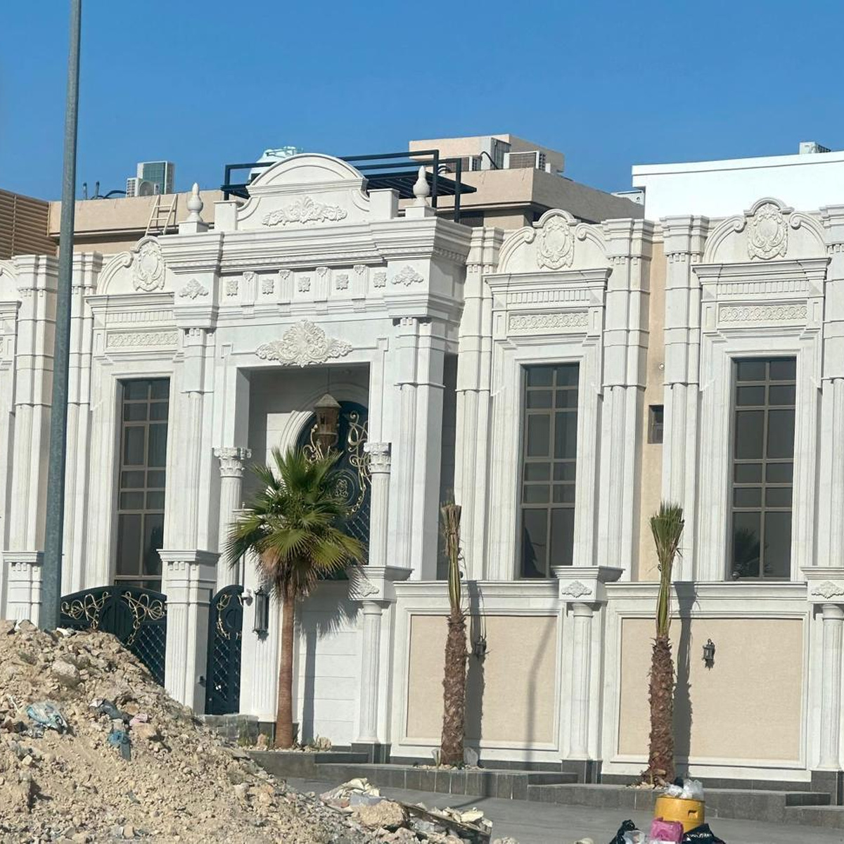 واجهة قصر نيوكلاسيك متناظرة بتفاصيل جبسية وحجرية في الرياض